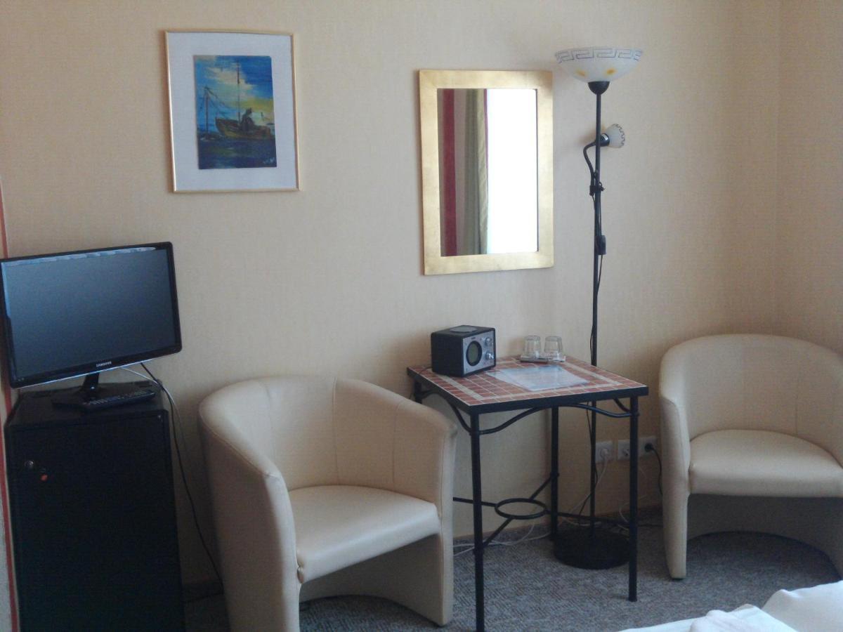 Landhotel Ostseetraum & Fewo Rostock Room photo